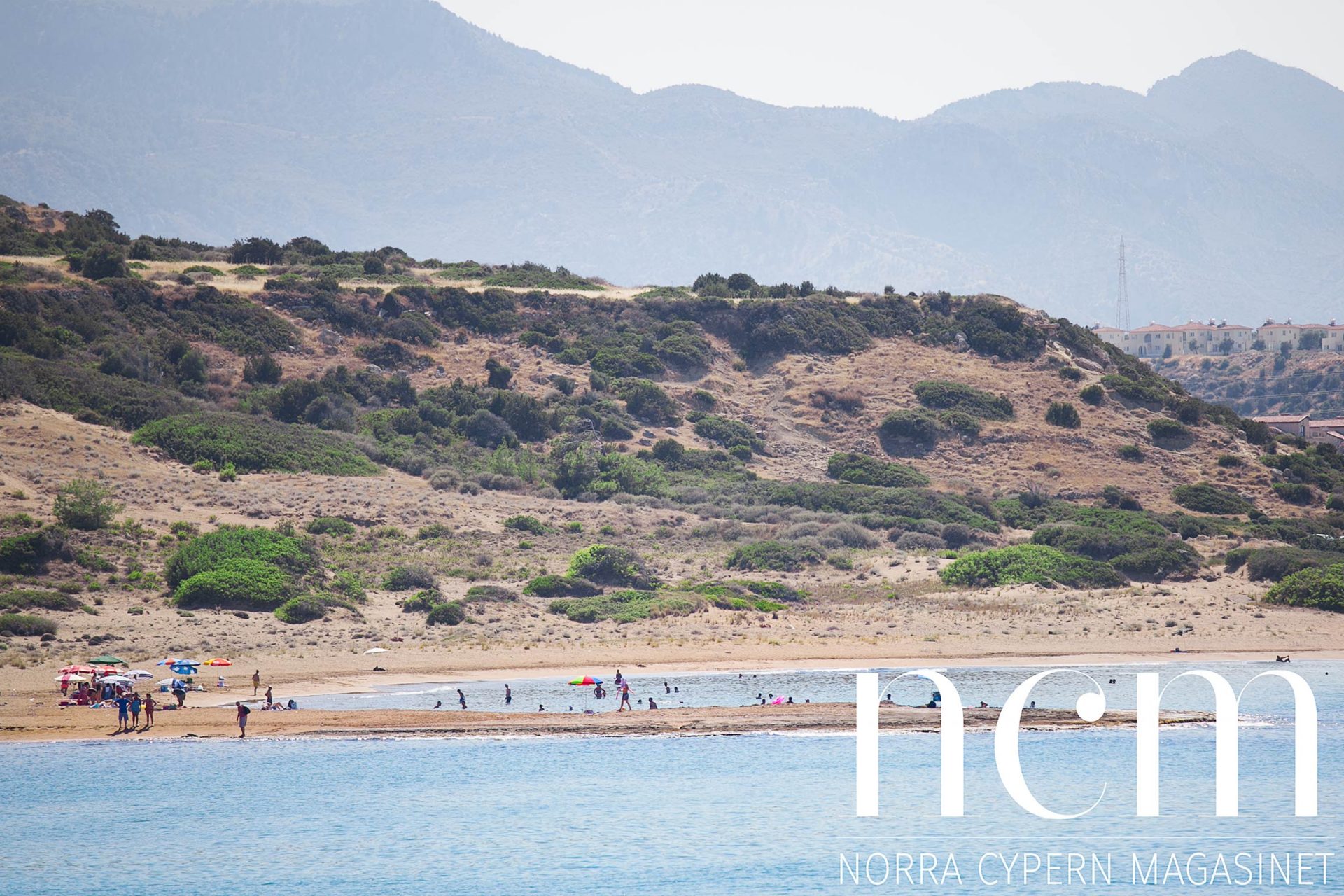människor badar vid alagadi strand på norra cypern