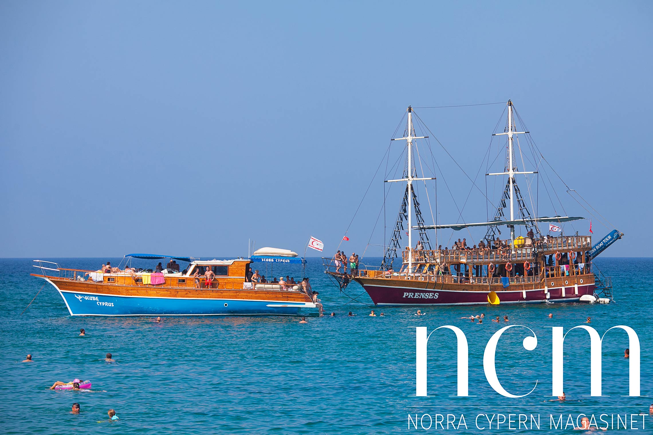 På Escape Beach Norra Cypern kommer turistbåtar och lägger till