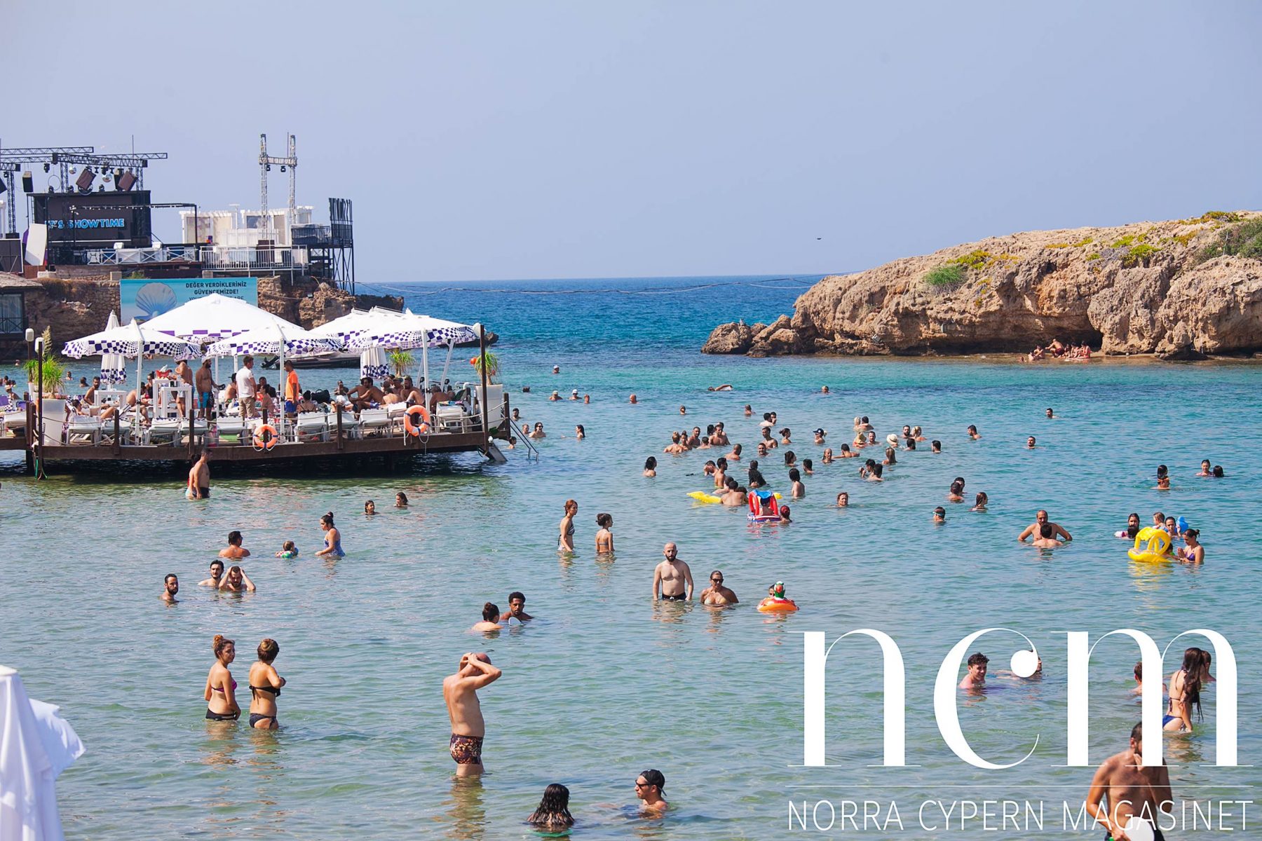 Högsäsong på Escape Beach Norra Cypern