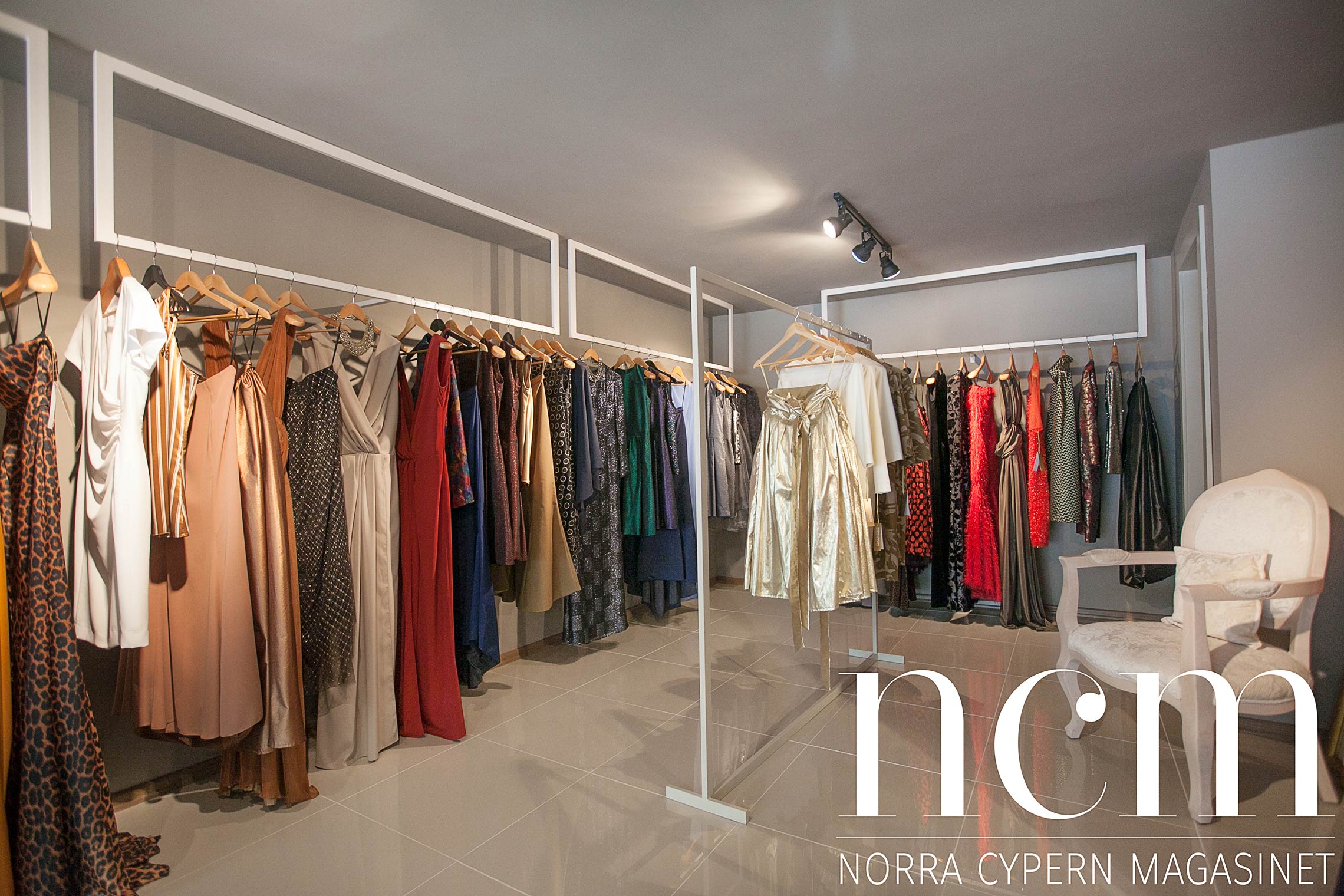 Klänningar för alla tillfällen hos Hasan Özyalçins modebutik i Kyrenia norra Cypern