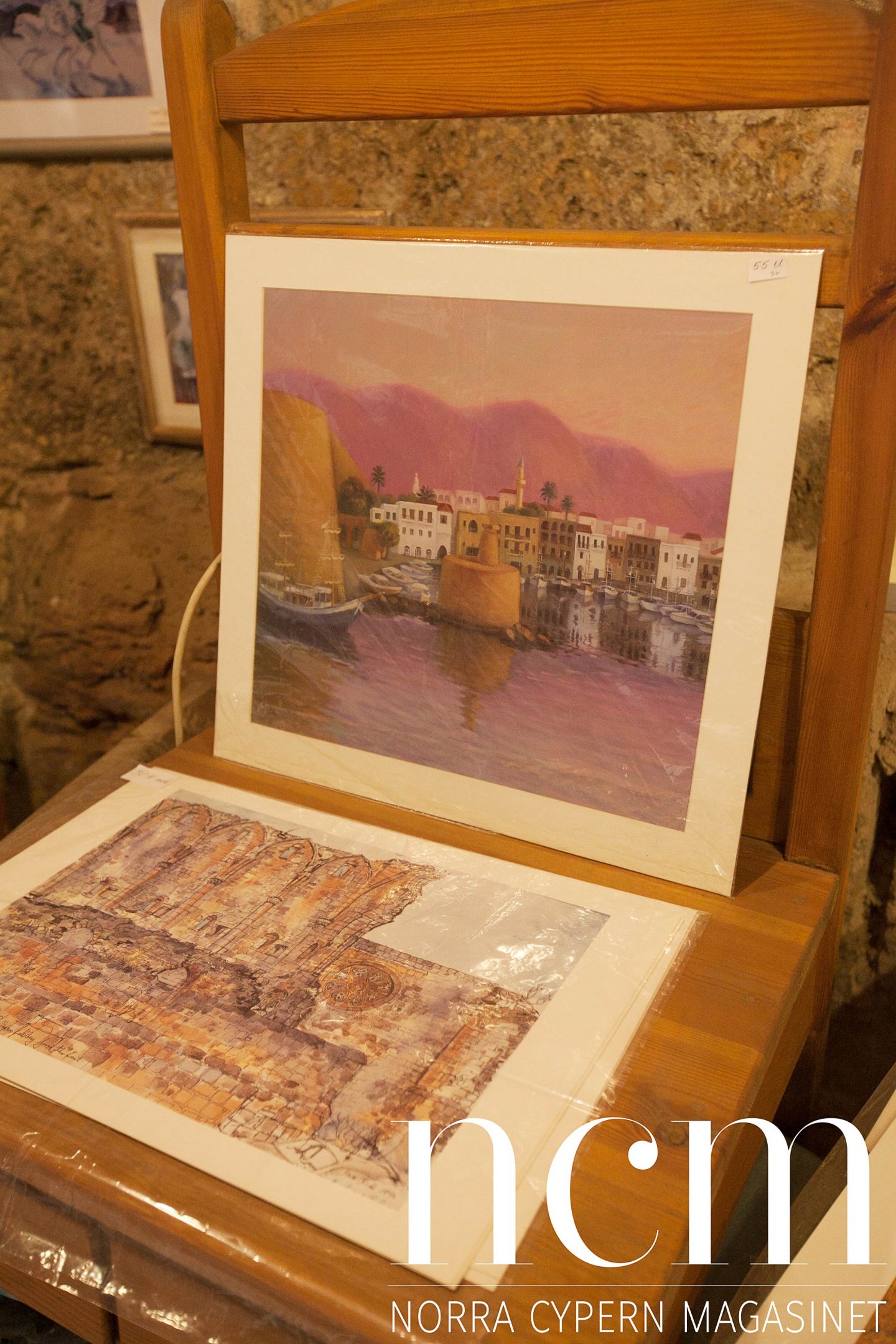 I runda tornet, Kyrenia, Norra Cypern, finns massa handmålade tavlor till salu