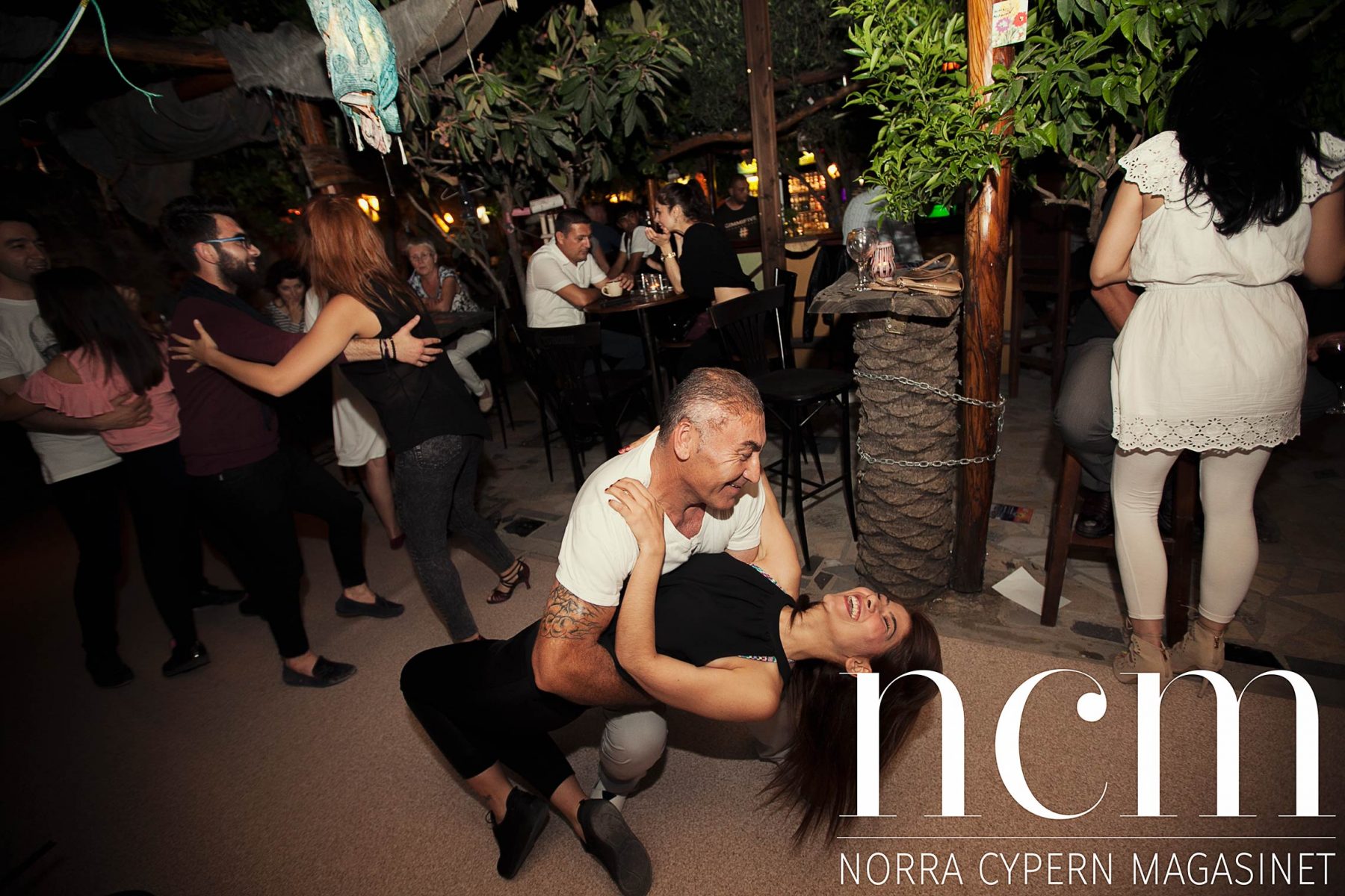 många dansar salsa på norra cypern